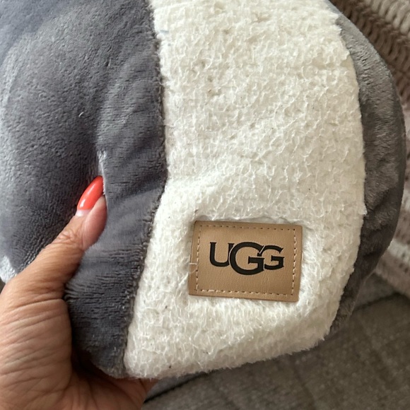 ❗️SOLD❗️UGG Gray/White Large Body Pillow - Picture 2 of 8